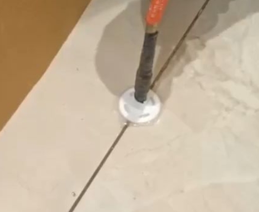 凤阳瓷砖空鼓维修公司专业解答瓷砖在铺贴过程中，如果没有涂抹均匀到位的粘结材料（如水泥砂浆或瓷砖胶），可能会导致以下问题