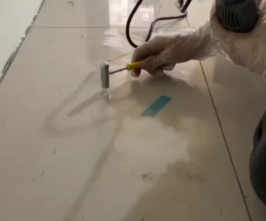 凤阳瓷砖开裂维修公司专业分享瓷砖在铺贴前如果没有沥干水分，将会导致以下问题