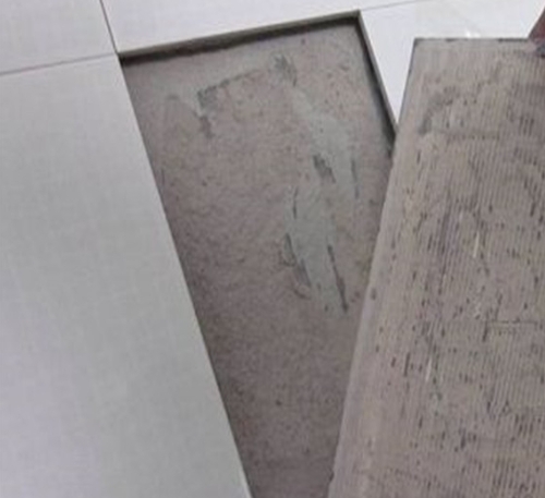 凤阳瓷砖空鼓维修公司分享瓷砖铺贴时如果打浆（即涂抹在瓷砖背面和基层上的砂浆或瓷砖胶）过少，会带来以下问题